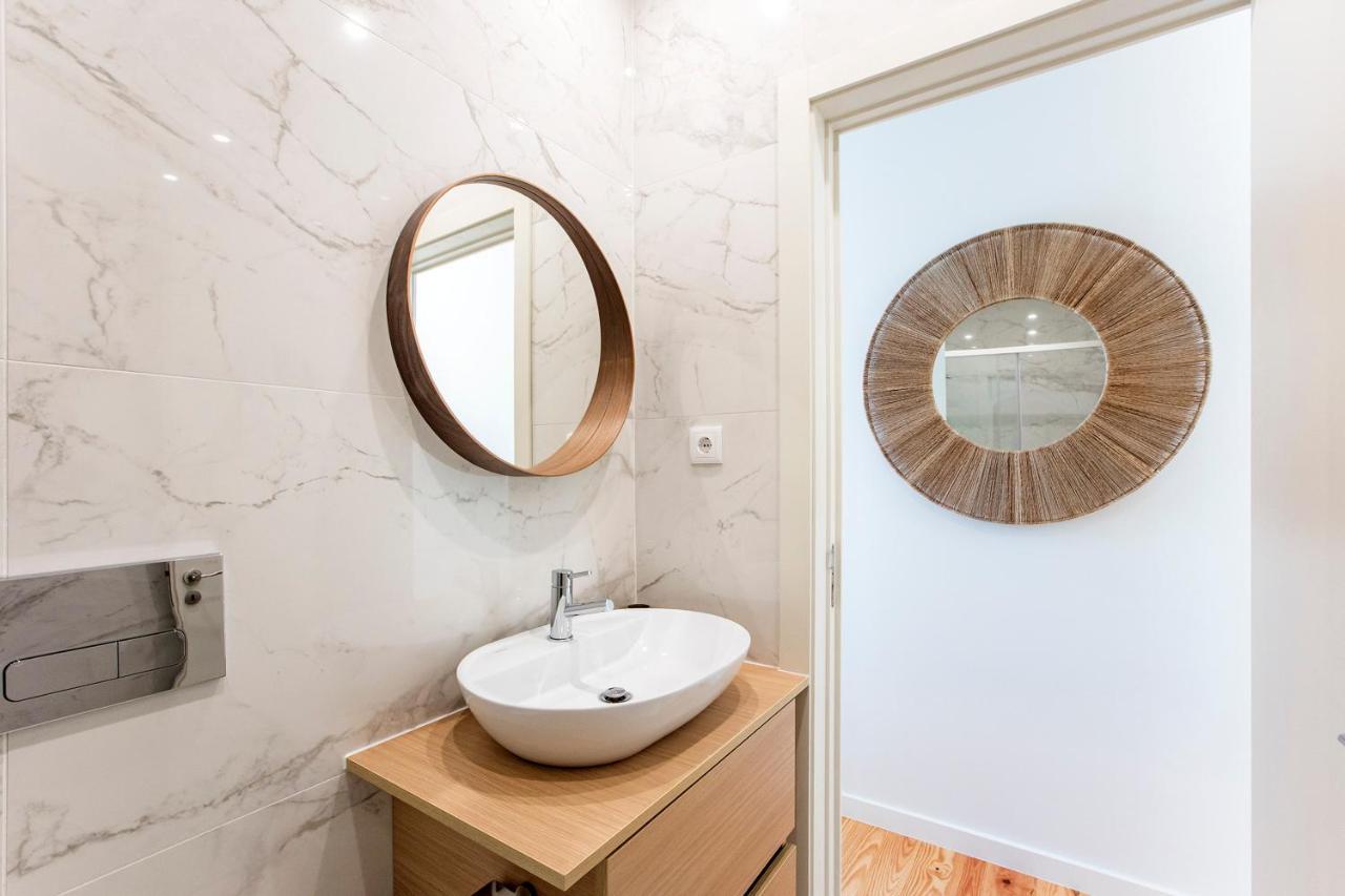 Central Studio W/ Pool, Ac & Patio By Lovelystay Porto Luaran gambar